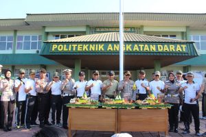PERINGATI HUT TNI KE – 74, KAPOLRES BATU BERIKAN TUMPENG