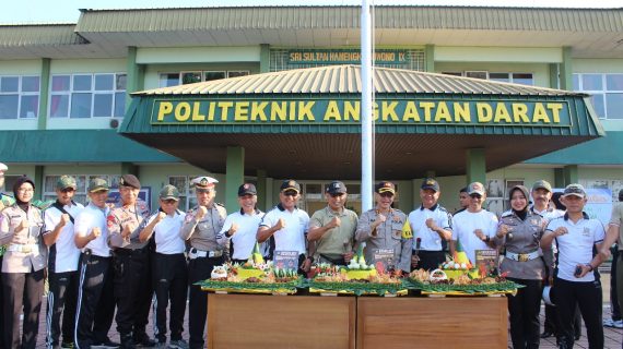 PERINGATI HUT TNI KE – 74, KAPOLRES BATU BERIKAN TUMPENG