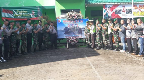 Peringati HUT TNI ke – 74, Kapolsek Bumiaji Polres Batu Sambang Ke Koramil Bumiaji