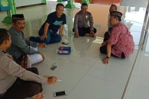 Silaturahmi dan diologis Tokoh Agama beserta Anggota polsek Kasembon melaksanakan dialogi.