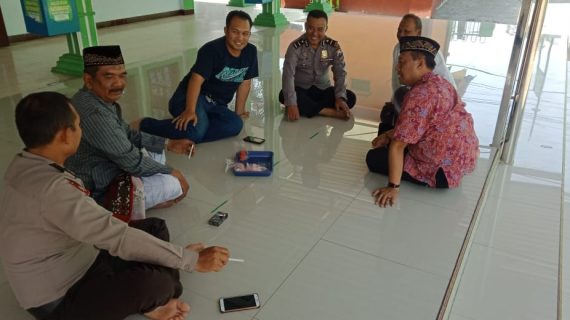 Silaturahmi dan diologis Tokoh Agama beserta Anggota polsek Kasembon melaksanakan dialogi.