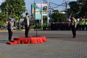 Maksimalkan pengamanan Pilkades serentak di Kota Batu, Kapolres lakukan apel pergeseran pasukan pengamanan di Balai Kota Among Tani Batu