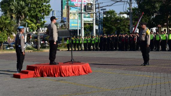 Maksimalkan pengamanan Pilkades serentak di Kota Batu, Kapolres lakukan apel pergeseran pasukan pengamanan di Balai Kota Among Tani Batu