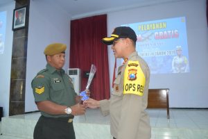 Bagikan SIM gratis di Poltekad, Kapolres Batu ikut meriahkan HUT TNI ke 74