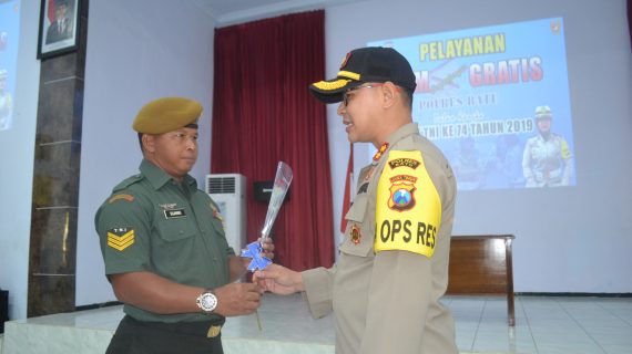 Bagikan SIM gratis di Poltekad, Kapolres Batu ikut meriahkan HUT TNI ke 74