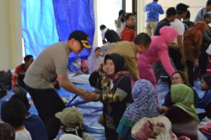 Bersama Gubernur Jatim dan Forkompimda, Kapolres Batu tinjau korban Bencana angin puting beliung di Desa Sumberbrantas Bumiaji.