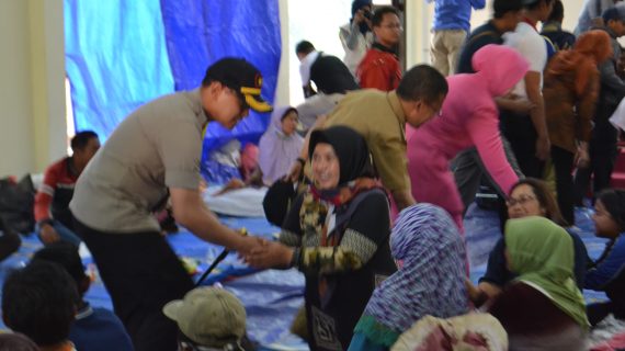 Bersama Gubernur Jatim dan Forkompimda, Kapolres Batu tinjau korban Bencana angin puting beliung di Desa Sumberbrantas Bumiaji.