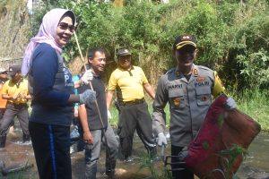 Peringati acara bersih – bersih sungai yang ke 100 kali bersama Komunitas Sabers Pungli, Kapolres Batu nyemplung kali didampingi Walikota dan Muspika Kecamatan Bumiaji.