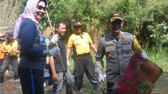 Peringati acara bersih – bersih sungai yang ke 100 kali bersama Komunitas Sabers Pungli, Kapolres Batu nyemplung kali didampingi Walikota dan Muspika Kecamatan Bumiaji.
