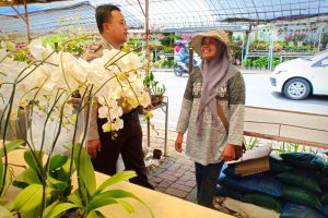 Sambang Tempat Usaha Bunga Bhabinkamtibmas Desa Sidomulyo Polsek Batu Sampaikan Pesan Kamtibmas