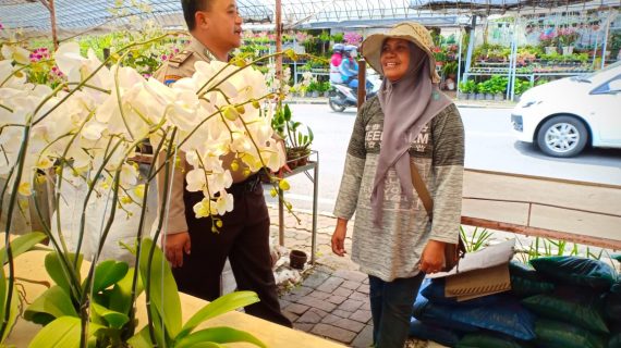 Sambang Tempat Usaha Bunga Bhabinkamtibmas Desa Sidomulyo Polsek Batu Sampaikan Pesan Kamtibmas