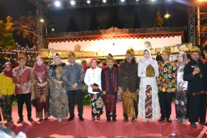 Berbagi keceriaan dengan Walikota Batu dan forkompimda, Kapolres Batu hadiri malam resepsi hari jadi Kota Batu ke 18 bersama Ketua Cabang Bhayangkari Kota Batu