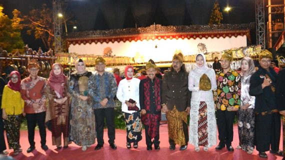 Berbagi keceriaan dengan Walikota Batu dan forkompimda, Kapolres Batu hadiri malam resepsi hari jadi Kota Batu ke 18 bersama Ketua Cabang Bhayangkari Kota Batu