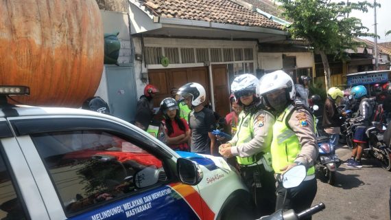 Hari ke 4 Operasi Zebra, Jajaran Sat Lantas tilang  beberapa pengendara yg masih membandel tidak melengkapi surat surat kendaraan.
