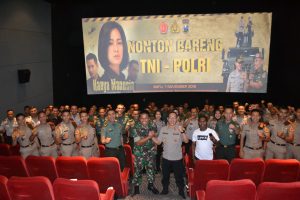 Pererat Sinegritas TNI Polri, Polres Batu Nobar Bersama Arhanud di Lippo Plaza Batu