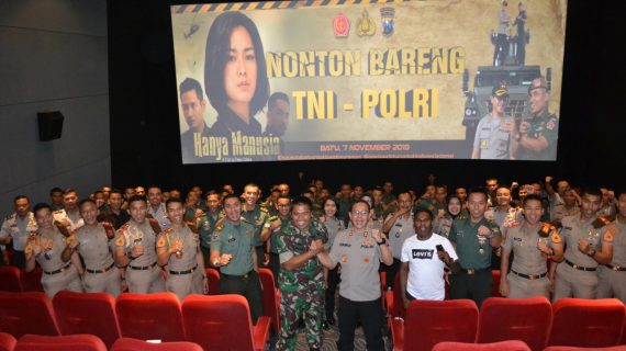 Pererat Sinegritas TNI Polri, Polres Batu Nobar Bersama Arhanud di Lippo Plaza Batu