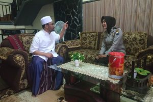Silaturahmi  kepada Tokoh Agama , anggota Bhabinkamtibmas Desa Pesanggrahan Polsek Batu berikan himbauan kamtibmas