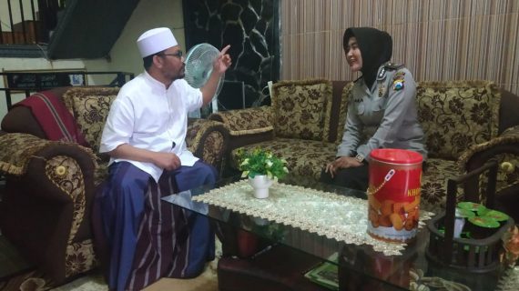 Silaturahmi  kepada Tokoh Agama , anggota Bhabinkamtibmas Desa Pesanggrahan Polsek Batu berikan himbauan kamtibmas