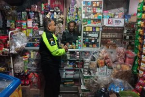 TINGKATKAN SILATURAHMI BHABIN DESA TULUNGREJO POLSEK BUMIAJI LAKUKAN KEGIATAN SAMBANG WARGA PEMILIK USAHA KIOS makanan