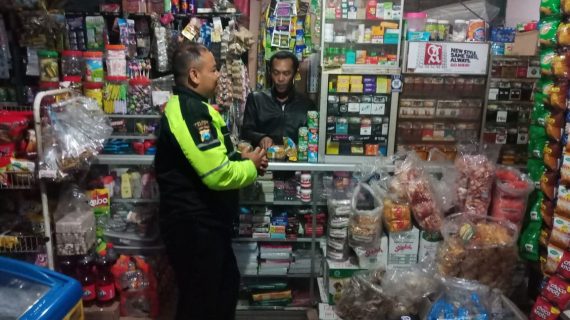 TINGKATKAN SILATURAHMI BHABIN DESA TULUNGREJO POLSEK BUMIAJI LAKUKAN KEGIATAN SAMBANG WARGA PEMILIK USAHA KIOS makanan