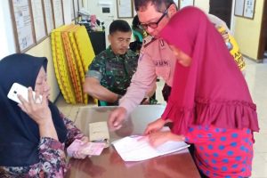 Anggota  Bhabinkamtibmas Kelurahan Songgokerto Polsek Batu melaksanakan giat Monitoring Penyaluran Bantuan Sosial program Pemerintah