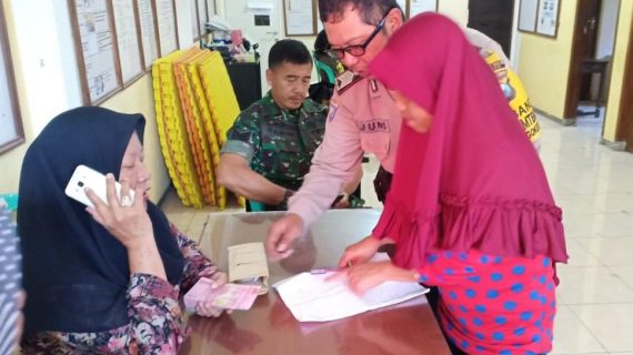 Anggota  Bhabinkamtibmas Kelurahan Songgokerto Polsek Batu melaksanakan giat Monitoring Penyaluran Bantuan Sosial program Pemerintah