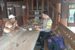 Anggota Bhabinkamtibmas Kel. Ngaglik Polsek Batu Kota Batu serap Informasi masyarakat, kepada perangkat Kelurahan