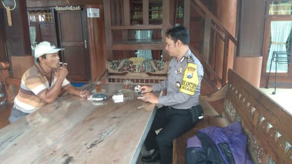 Anggota Bhabinkamtibmas Kel. Ngaglik Polsek Batu Kota Batu serap Informasi masyarakat, kepada perangkat Kelurahan