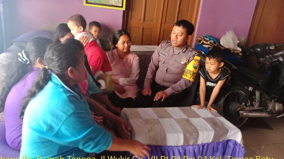 Tingkatkan Tali Silahturahmi , anggota Bhabinkamtibmas Polsek Batu Kota Sambang Warga berikan pemahaman tentang situasi kamtibmas