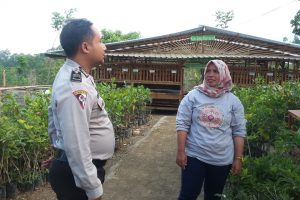 Laksanakan giat Sambang kepada Kelompok Petani Hutan , anggota Bhabinkamtibmas Desa Oro Oro Ombo Polsek Batu sisipkan himbauan kamtibmas