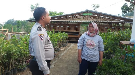 Laksanakan giat Sambang kepada Kelompok Petani Hutan , anggota Bhabinkamtibmas Desa Oro Oro Ombo Polsek Batu sisipkan himbauan kamtibmas