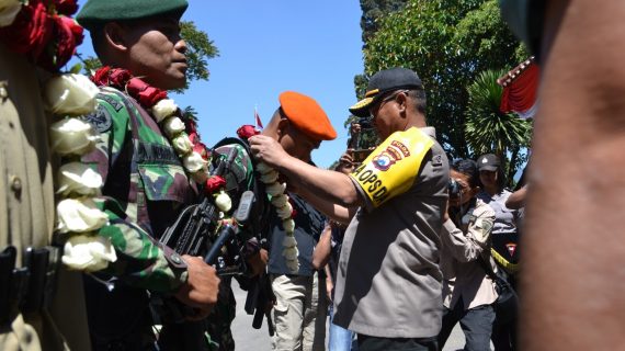 KAPOLRES BATU MENDAMPINGI WAKAPOLDA JATIM DALAM ACARA APEL PENERIMAAN PESERTA NAPAK TILAS PERJUANGAN A.P III KATJOENGPERMADI DI PENDOPO KECAMATAN PUJON KAB MALANG