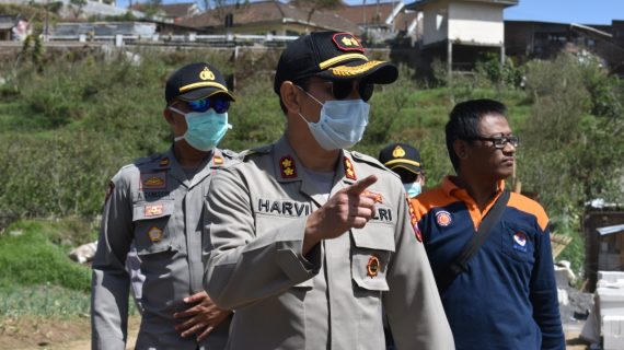 Kepedulian Kapolres Batu terhadap korban bencana alam (KBA) puting beliung di Desa Sumberbrantas, Kecamatan Bumiaji, Kota Batu, dibuktikan dengan turun langsung ke lokasi bencana alam.
