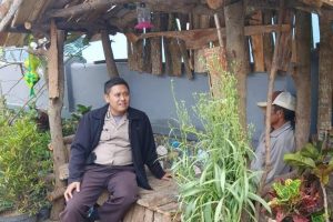 Silaturahmi kepada Tokoh Masyarakat , Bhabinkamtibmas Desa Sumberejo Polsek Batu serap Informasi Kamtibmas