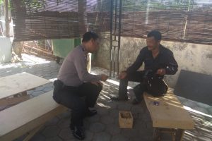 Anggota Bhabinkamtibmas Kelurahan Ngaglik Polsek Batu sambang kepada warga desa binaan untuk berikan penyuluhan