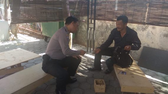 Anggota Bhabinkamtibmas Kelurahan Ngaglik Polsek Batu sambang kepada warga desa binaan untuk berikan penyuluhan