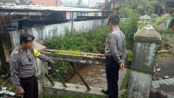 Deteksi dini bencana banjir dan longsor di wilayahnya, Polsek junrejo giatkan patroli