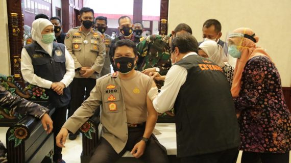 Kapolda Jatim dan Pangkoarmada II Suntik Vaksin.