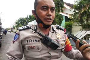 Aksi Berani Kanit Laka Sat Lantas Polres Batu Aiptu Trimo, SH, Selamatkan warga yang tersengat Listrik , tuai pujian warga .