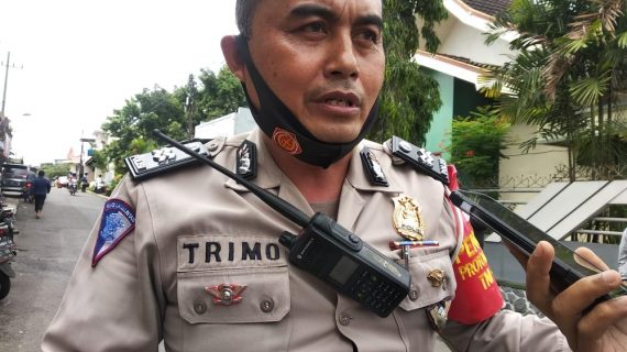 Aksi Berani Kanit Laka Sat Lantas Polres Batu Aiptu Trimo, SH, Selamatkan warga yang tersengat Listrik , tuai pujian warga .