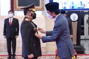 Jenderal Idham Azis Serahkan Panji Polri Tribrata ke Jenderal Listyo Sigit