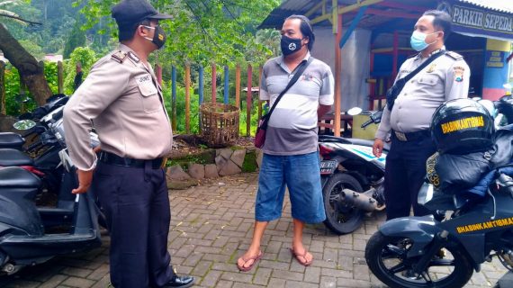 Anggota Polres Batu Laksanakan Operasi Prokes, Disiplinkan Penggunaan Masker