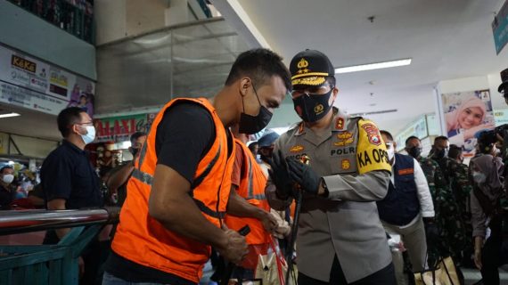 Forkopimda Jatim, Bagikan 25 Ribu Masker Pengunjung dan Pedagang di PGS