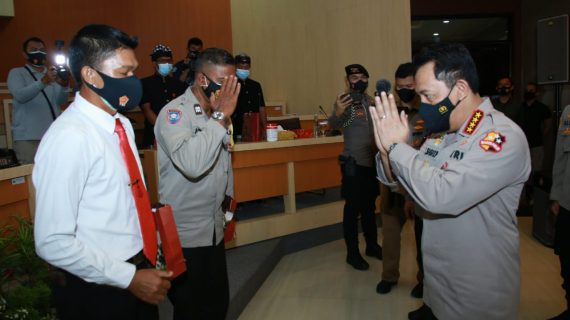 Kapolri Berikan Penghargaan 2 Personel Polda Bali yang Berprestasi