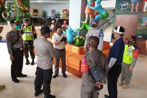 Polres Batu bersama Satpol PP kota Batu melaksanakan Pengawasan tempat wisata dan hotel, memberikan Himbauan Agar selalu menerapkan Protokol Kesehata