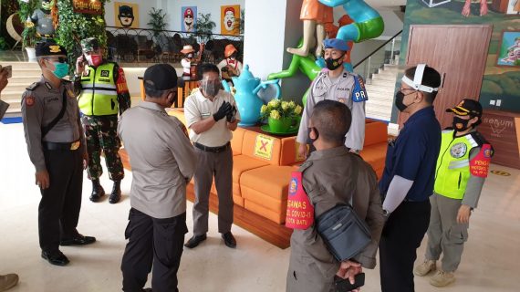 Polres Batu bersama Satpol PP kota Batu melaksanakan Pengawasan tempat wisata dan hotel, memberikan Himbauan Agar selalu menerapkan Protokol Kesehata