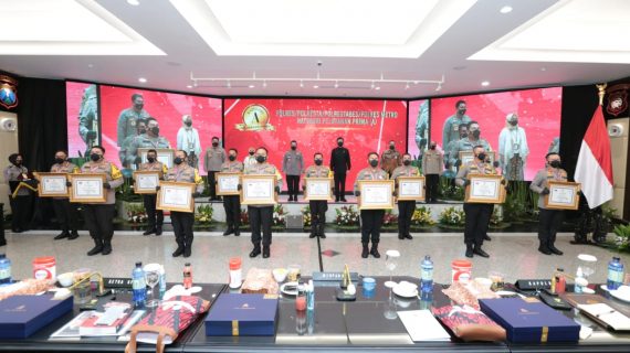 Enam Polres Jajaran Polda Jatim Terima Predikat Pelayanan Prima Dari Menpan RB