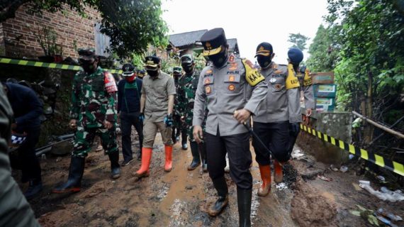 Pangdam V Brawijaya dan Kapolda Jatim Tinjau Lokasi Tanah Longsor di Desa Ngetos Kabupaten Nganjuk