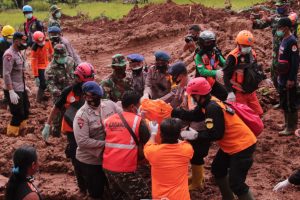 Sinergitas TNI, Polri dan Relawan Patut Diapresiasi Bekerja Keras Mencari Keberadaan Korban Tanah Longsor
