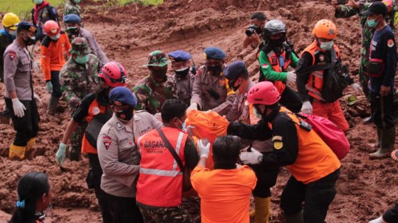 Sinergitas TNI, Polri dan Relawan Patut Diapresiasi Bekerja Keras Mencari Keberadaan Korban Tanah Longsor